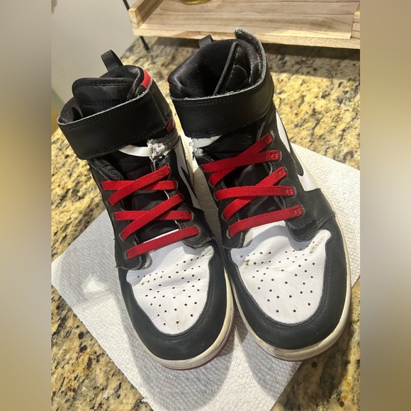 Nike Air Jordan 1 High Retro FlyEase, Black Toe / Gym Red, Men’s 10, Pre-Loved - Picture 2 of 10
